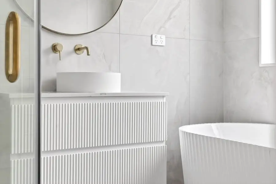 23 Wooing Tree — Bathroom vanity and bath